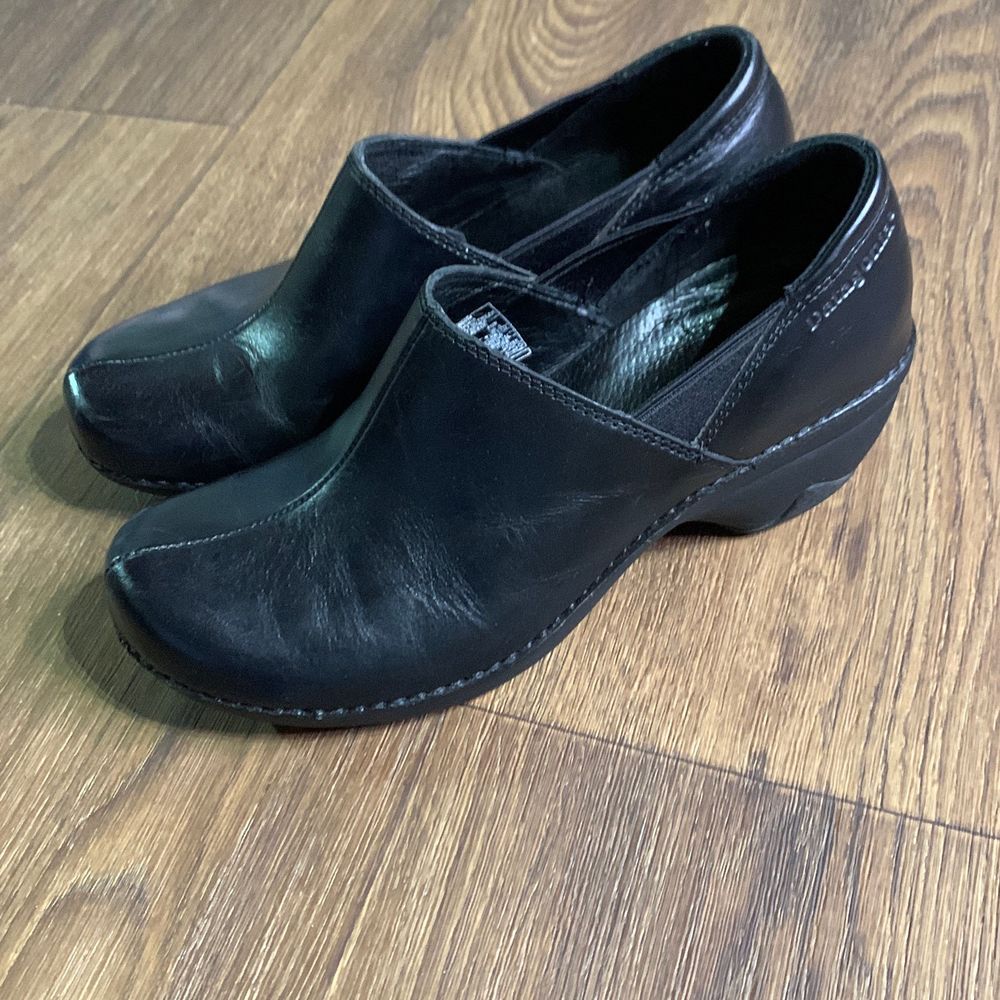 Patagonia black leather slip on clogs comfort shoes size 7.5